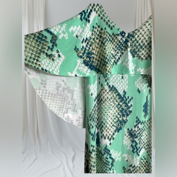 Tart Collections Snake Print Ruffle V-Neckline Low
Open Back Mint Maxi Dress XS - Picture 12 of 14